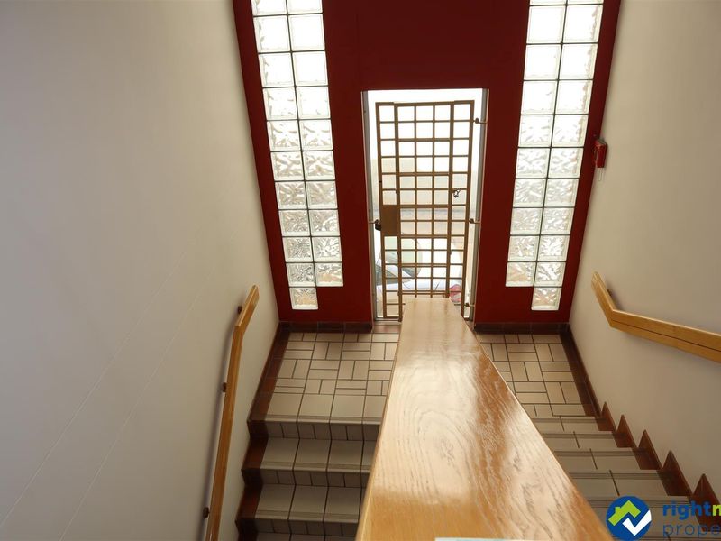 When business meets the perfect location. Seldom in the market. Excellent location and visibility. - Photo 4