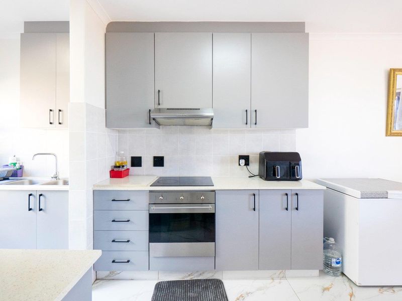 Completely renovated modern home - Photo 2