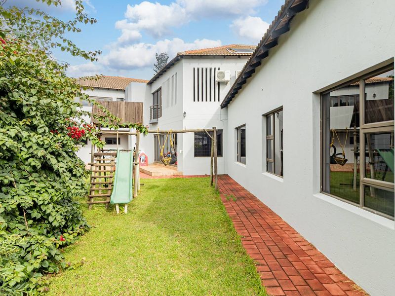 Grand Bryanston East Estate Living | 8-Bedroom Luxury Residence with Exceptional Lifestyle Appeal - Photo 8