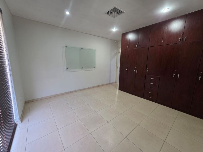 Centrally Located Offices TO LET - Photo 4