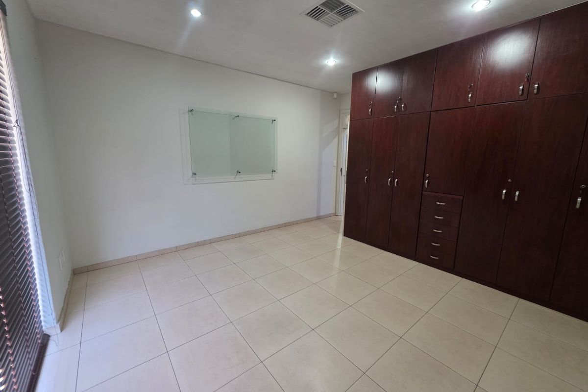 Centrally Located Offices TO LET - Photo 4