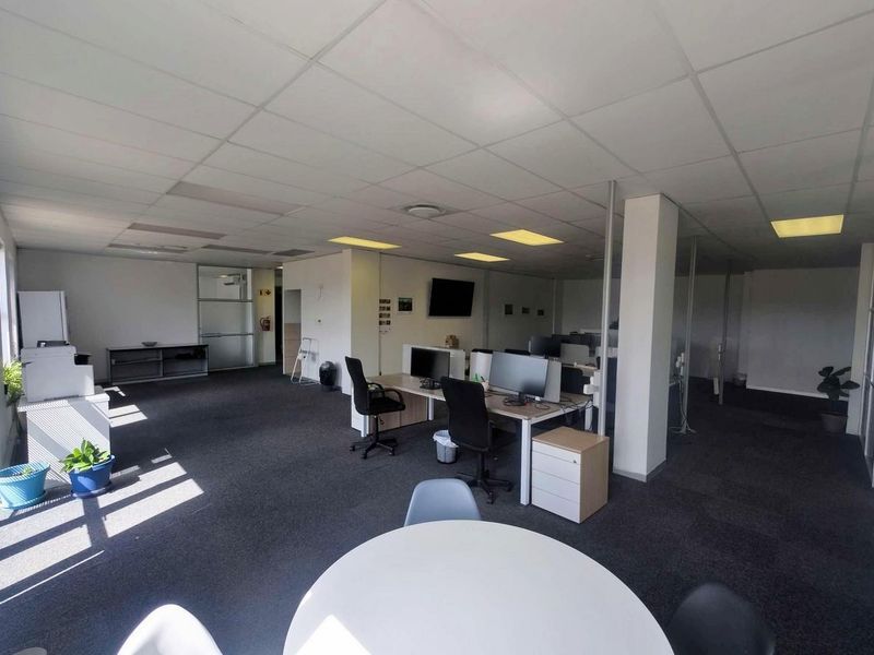 220sqm First-Floor Office To Let – The Estuaries, Century City - Photo 10