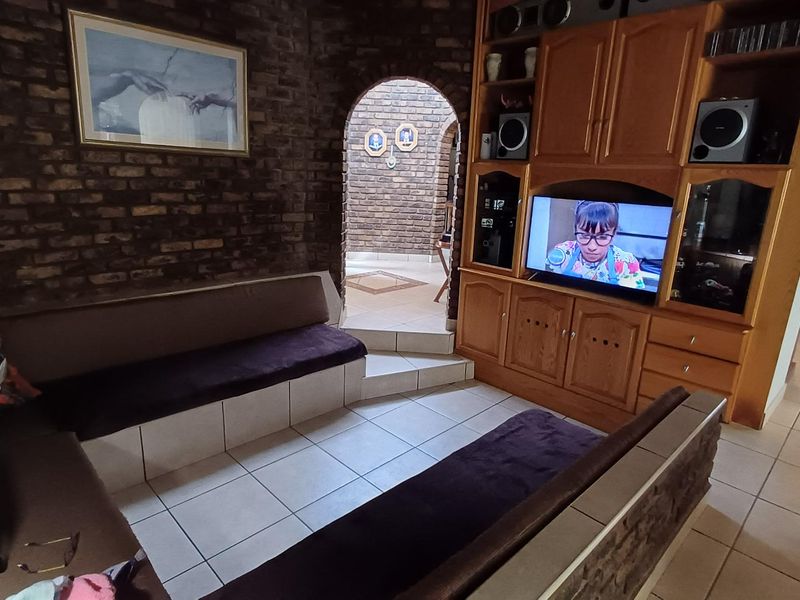 Exquisite Family Home - Photo 9