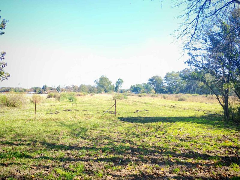 Prime Farm with River & Pool – Ideal for Development or Trucking - Photo 2
