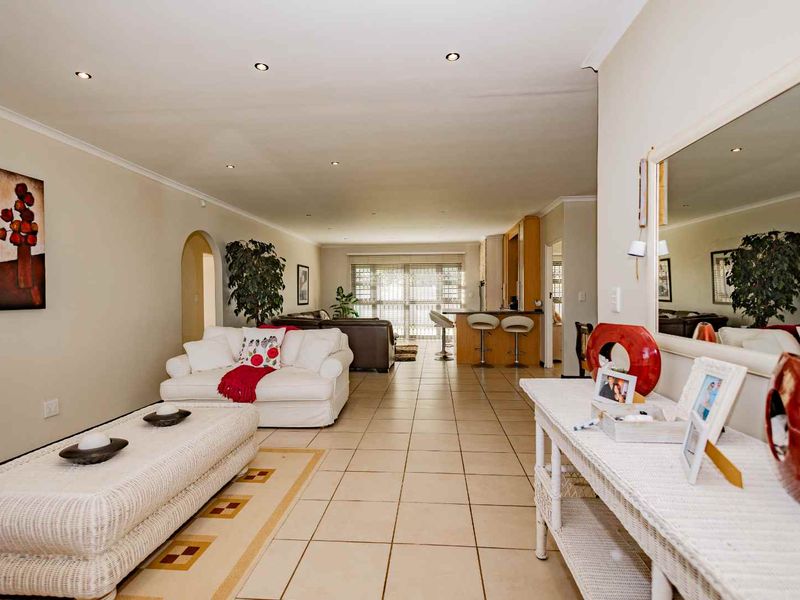 4 Bedroom House in Country Club - Photo 3