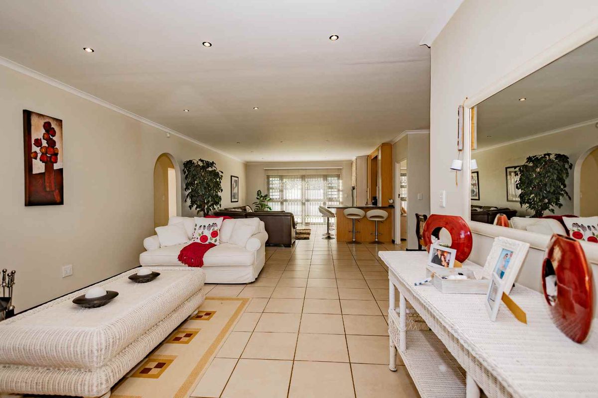 4 Bedroom House in Country Club - Photo 3