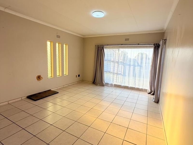 Spacious Family Living with Endless Outdoor Space & Modern Comfort - Photo 7
