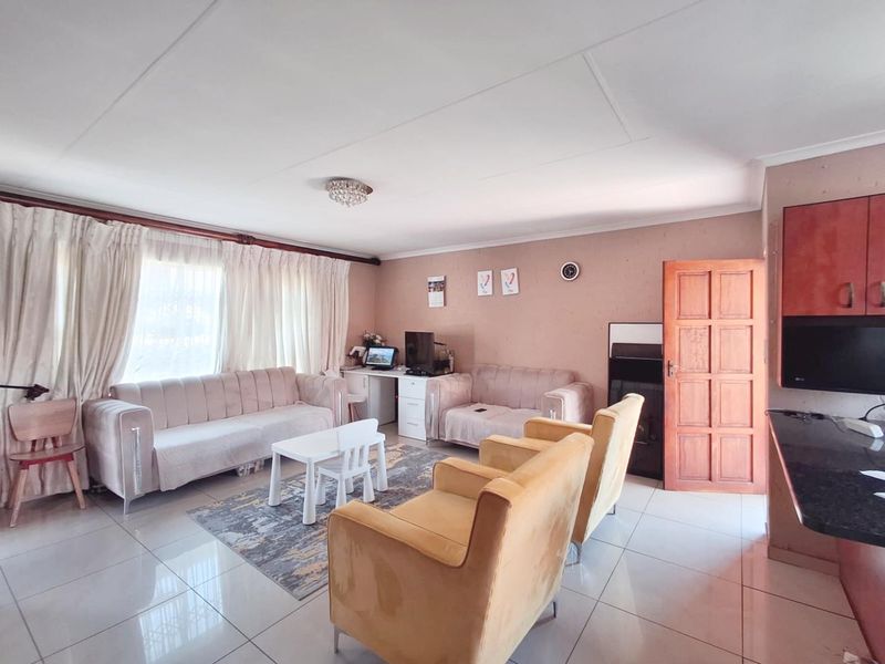 Elegant 3-Bedroom Home with Ensuite & Carport!" - Photo 5