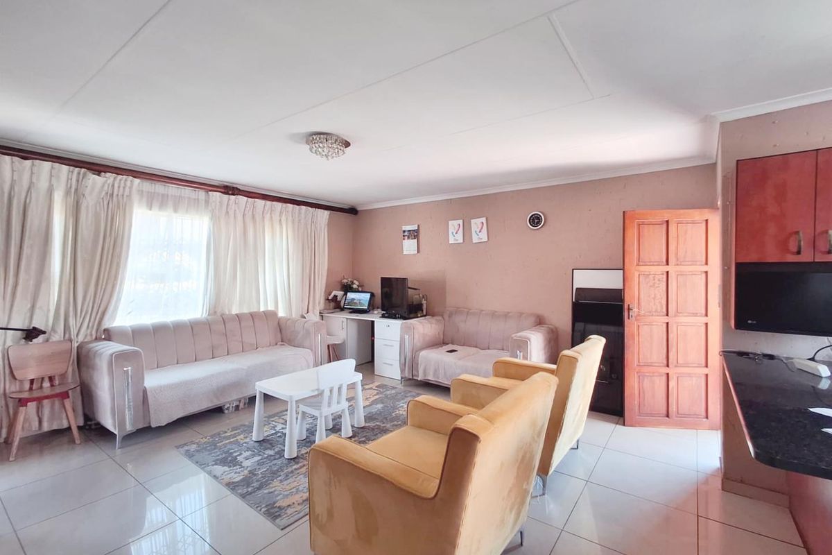 Elegant 3-Bedroom Home with Ensuite & Carport!" - Photo 5