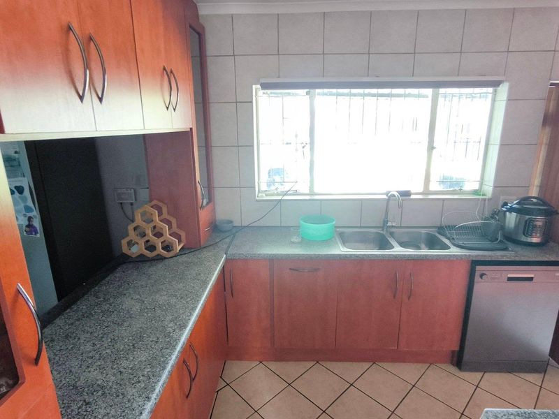 Energy-Efficient Living: Solar-Powered Comfort & Charm! - Photo 3