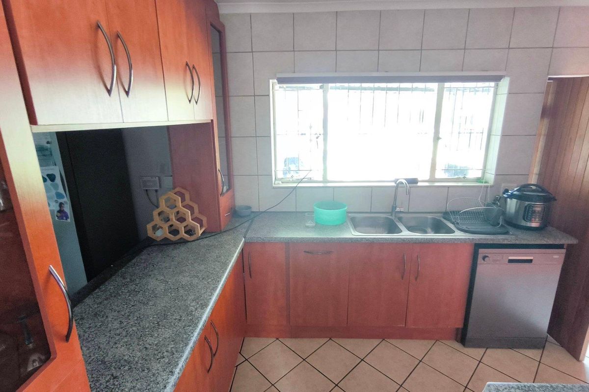 Energy-Efficient Living: Solar-Powered Comfort & Charm! - Photo 3