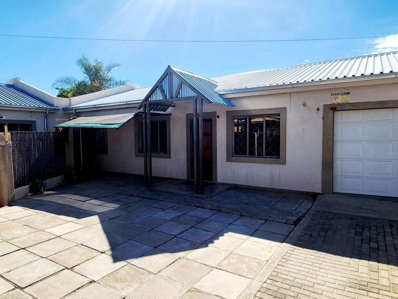 This charming semi-attached house can be yours! - Photo 10