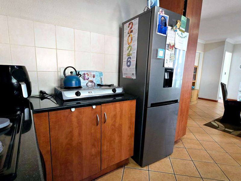 Charming 2-Bedroom Home in Secure, Pet-Friendly Complex - Photo 10