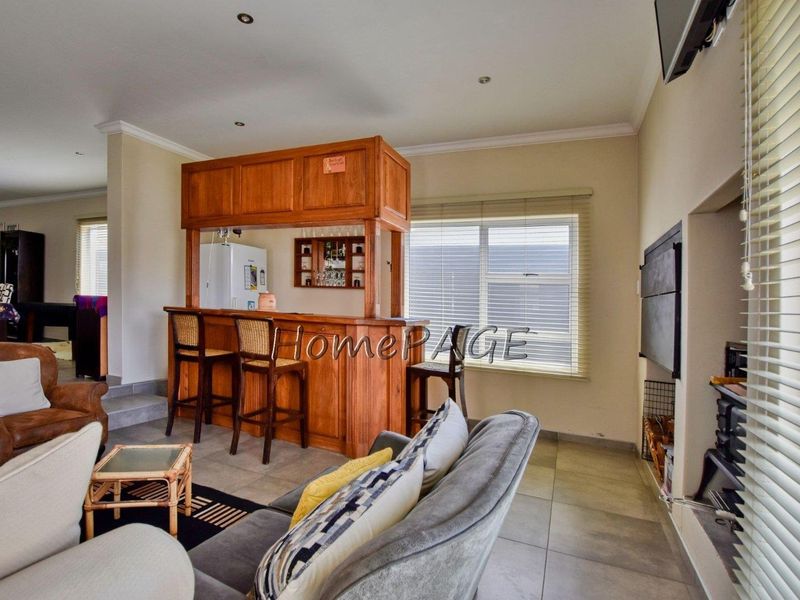 Lagoon, Walvis Bay:  Upmarket 3 Bedr Home with 2 Bedr flat is for Sale - Photo 10