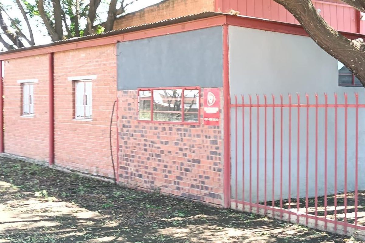 PROPERTY WITH GREAT INCOME. EXCELLENT OPPERTUNITY.DONT DELAY. - Photo 4