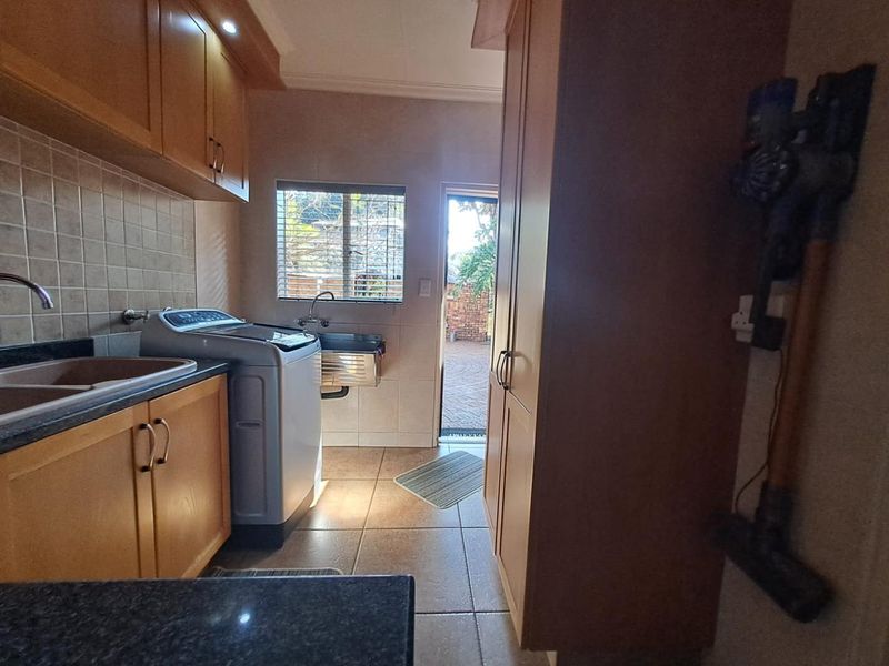 FOR SALE | SPACIOUS FAMILY HOME WITH SWIMMING POOL IN A BEAUTIFULLY ESTABLISHED GARDEN - Photo 7
