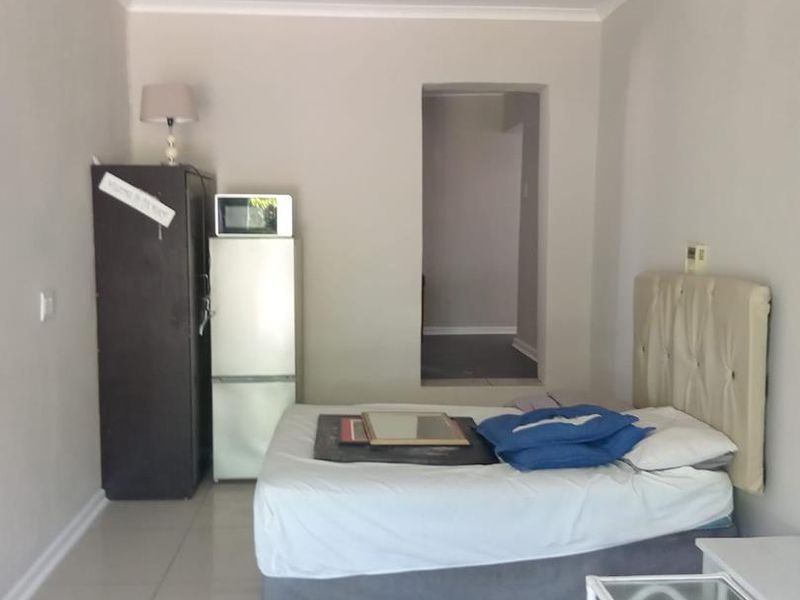 Newly Renovated Bachelor Flat! Prime Location! Walking distance to Beach! - Photo 6