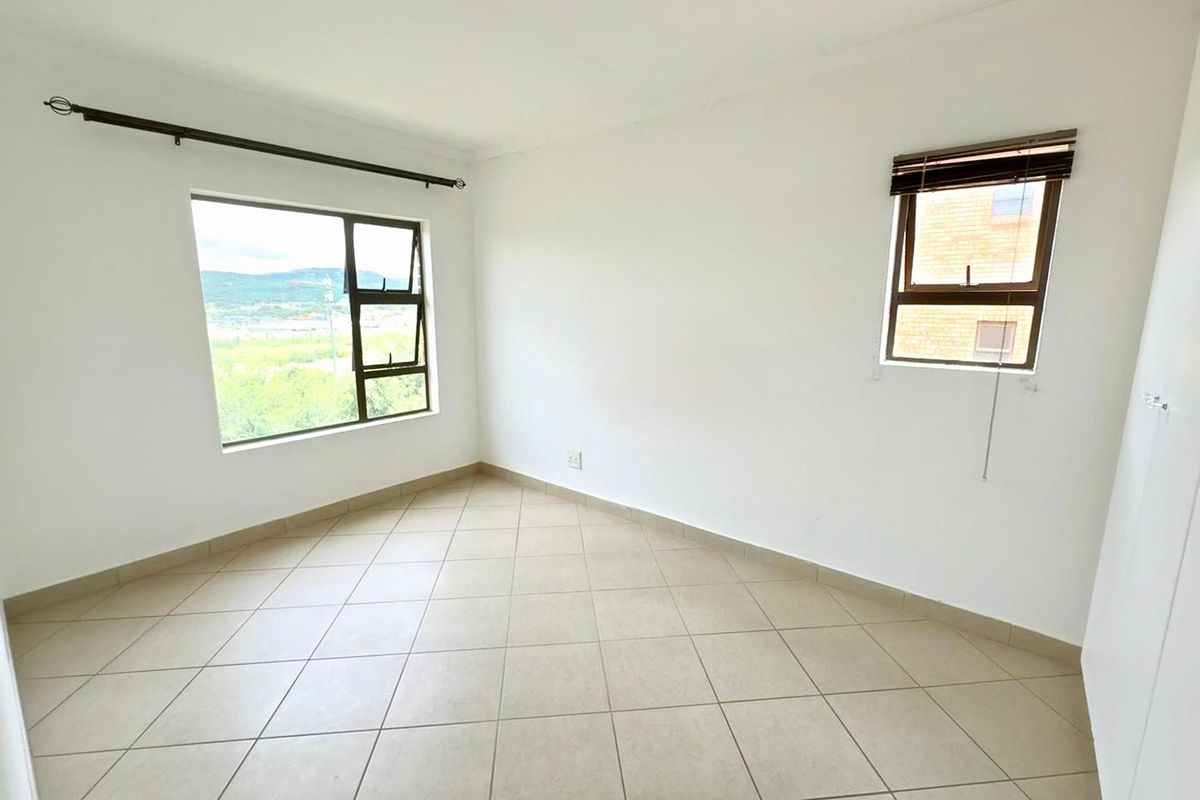 1 Bedroom Top-Floor Apartment with Spectacular Sunset Views - Photo 4