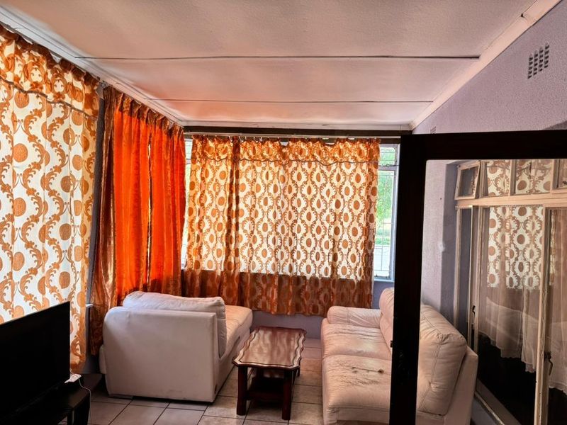 4 Bedrooms house for sale in Grootfontein, Situated in Town - Photo 5