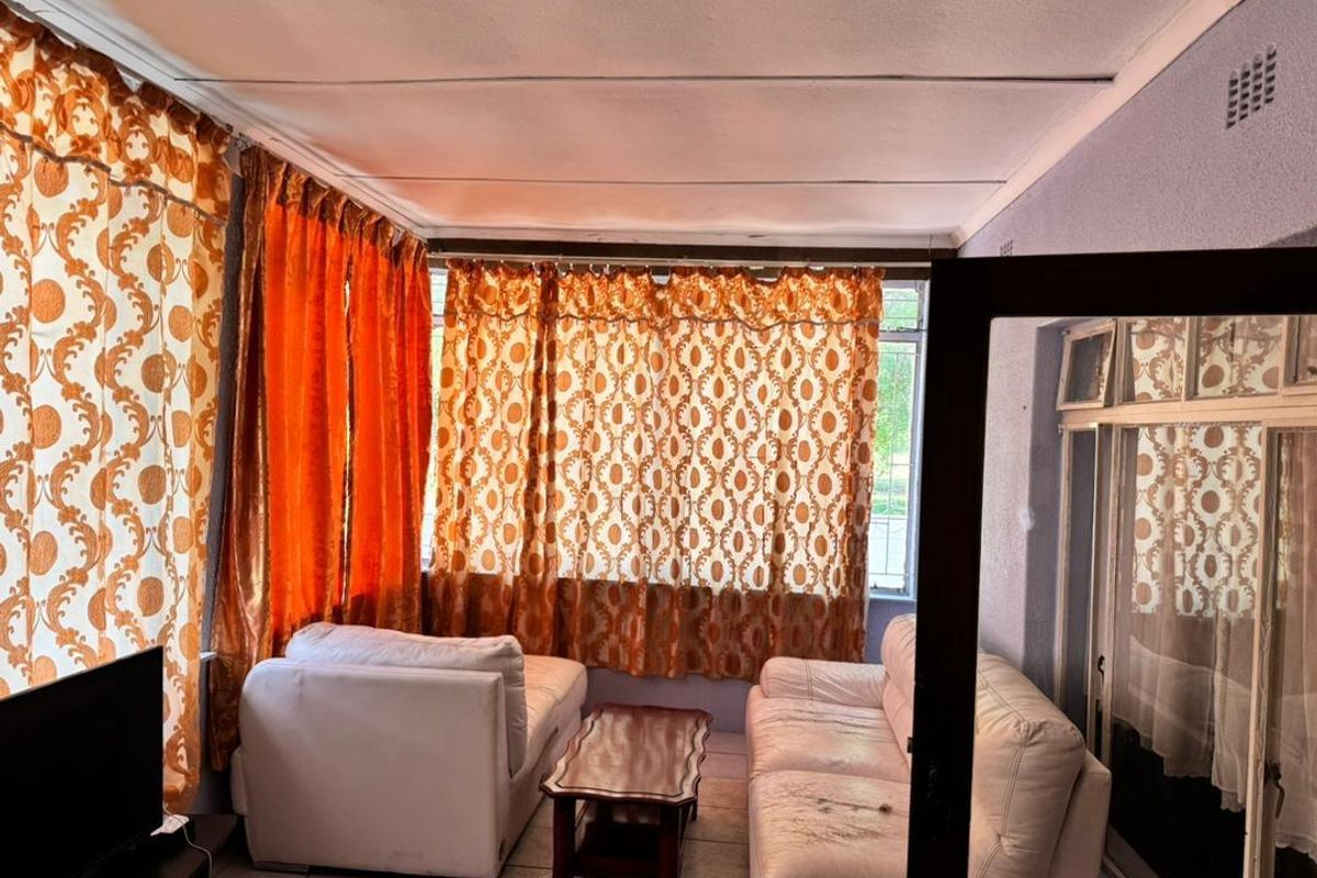 4 Bedrooms house for sale in Grootfontein, Situated in Town - Photo 5