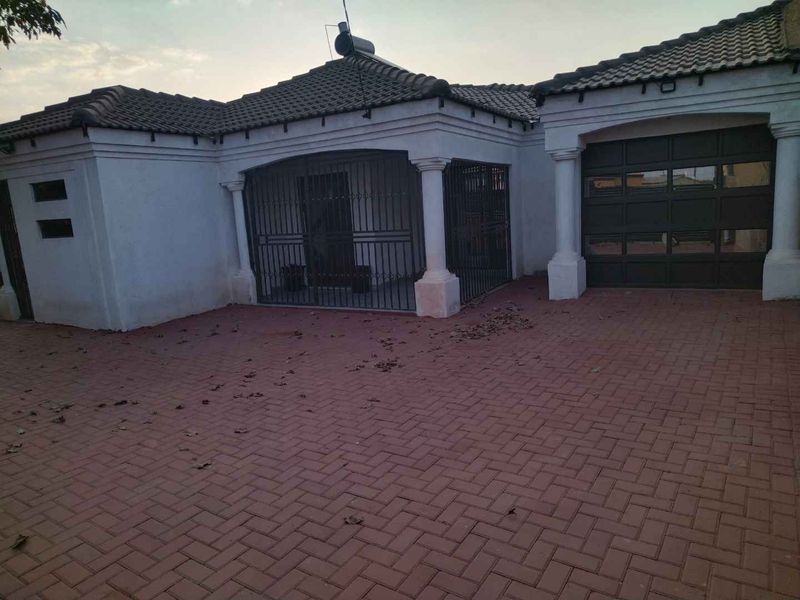 4 bedrooms house for sale in Soshanguve South - Photo 3