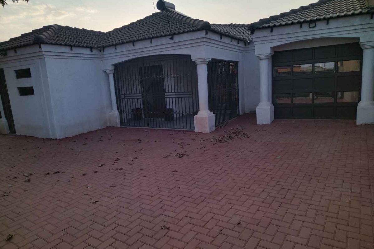 4 bedrooms house for sale in Soshanguve South - Photo 3