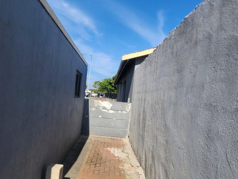 Spacious Home on Spine Road: Live & Work Possibilities! - Photo 8