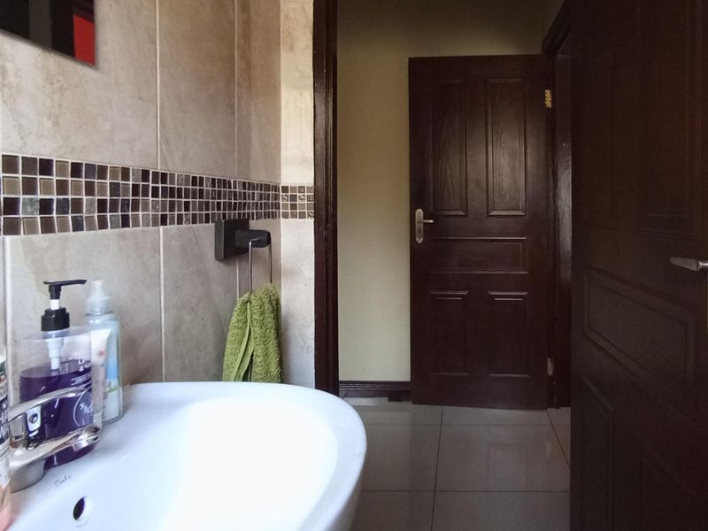 3 BEDROOM HOUSE IN THATCHFIELD - Photo 3