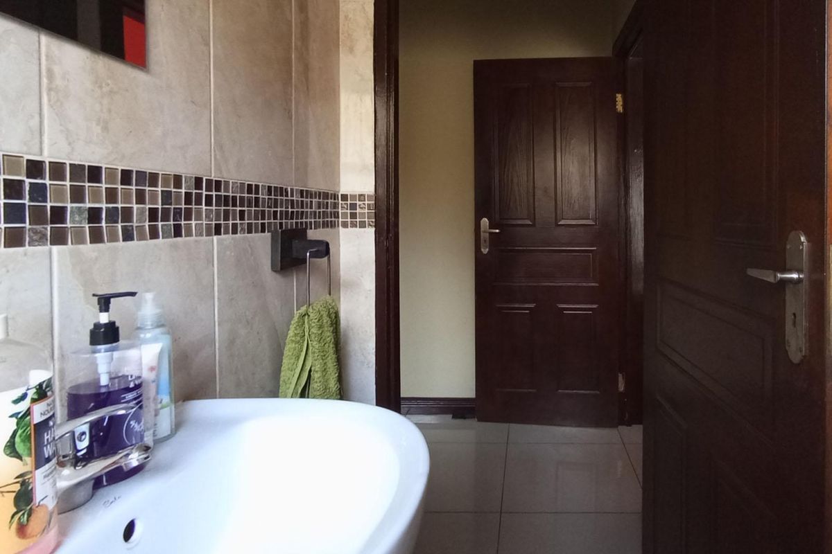 3 BEDROOM HOUSE IN THATCHFIELD - Photo 3