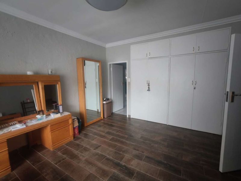 GOLDEN OLDIE - CLOSE TO SCHOOLS AND SHOPPING CENTRES - Photo 10