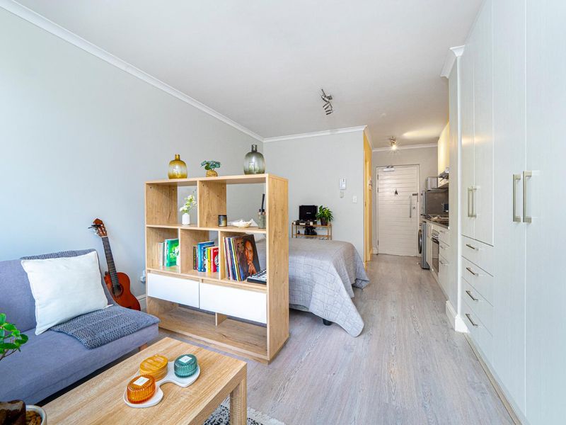 Prime Location, Modern Bachelor Pad - Photo 4