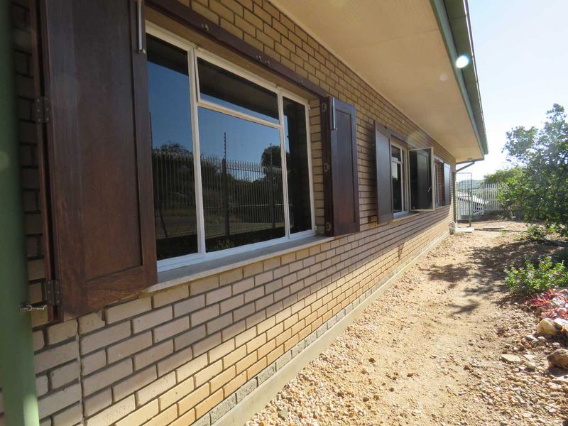 Spacious 4-Bed Home with Pool, Double Garage & Solar Power - Photo 3