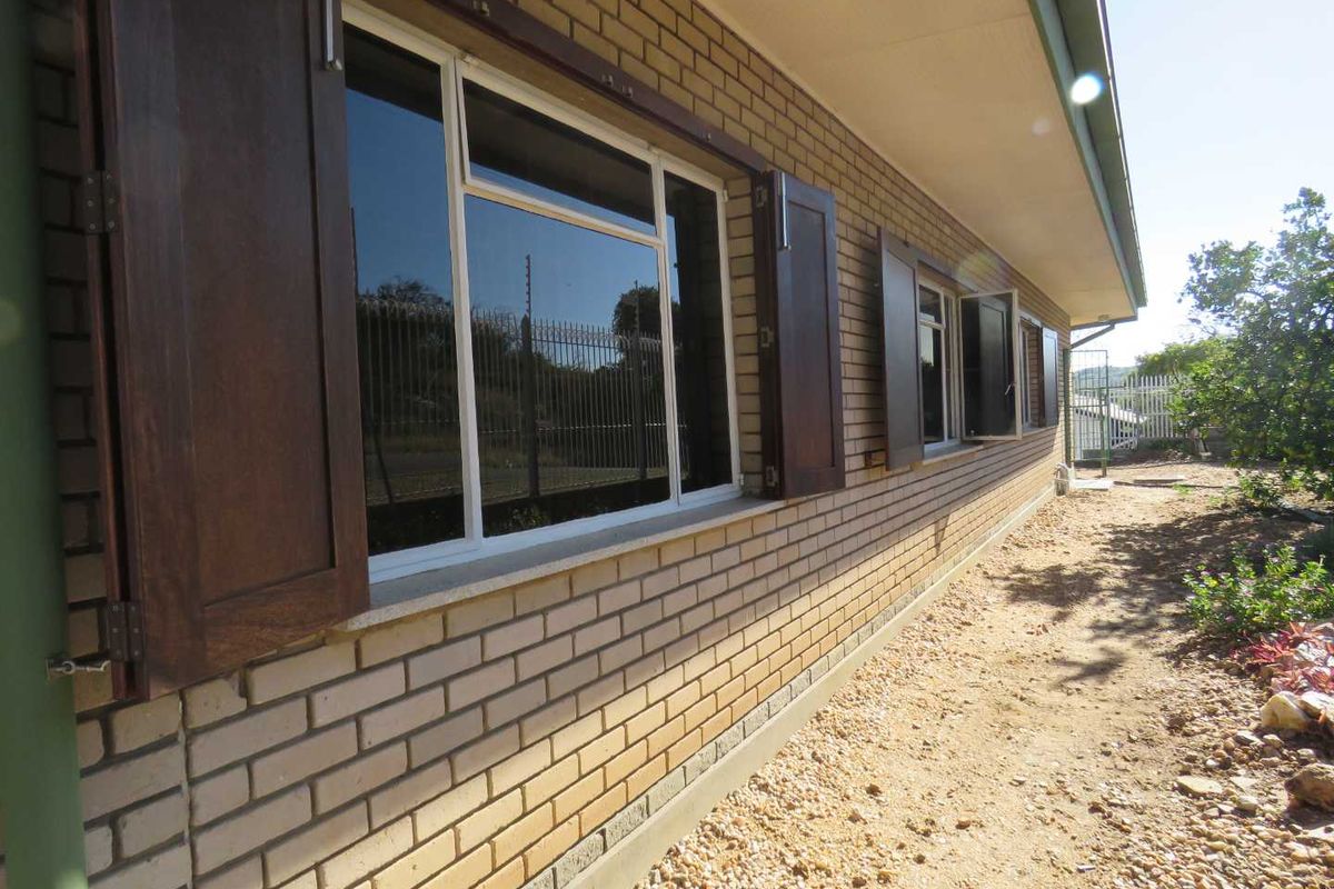 Spacious 4-Bed Home with Pool, Double Garage & Solar Power - Photo 3