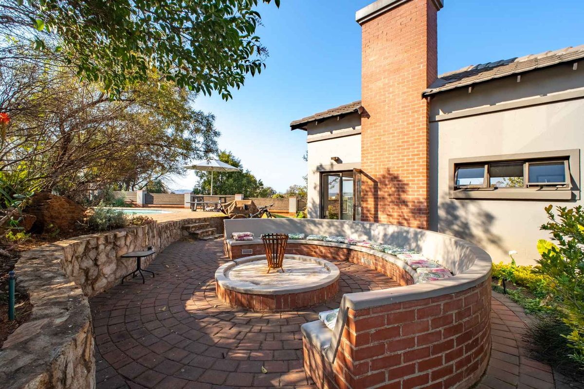 Elegant Greenbelt Retreat with 5 Bedrooms for Sale in Stone Ridge Country Estate - Photo 5
