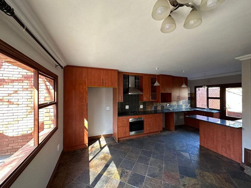 Spacious 3 bedroom duplex in Equestria - Photo 6