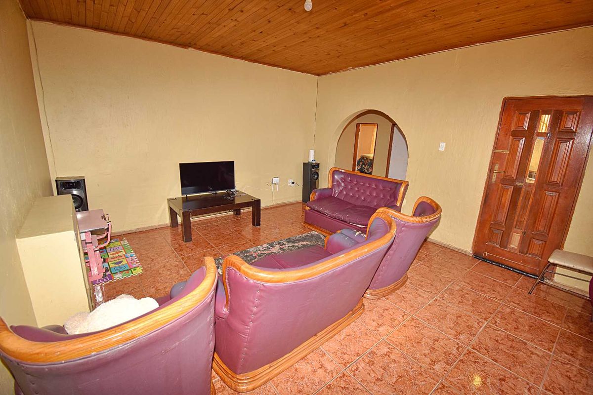 Low maintenance home - Photo 5