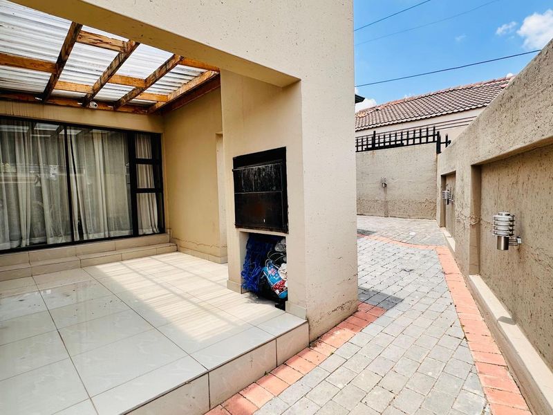 LUXURY, COMFORT AND VERSATILITY ALL IN ONE!!! - Photo 4