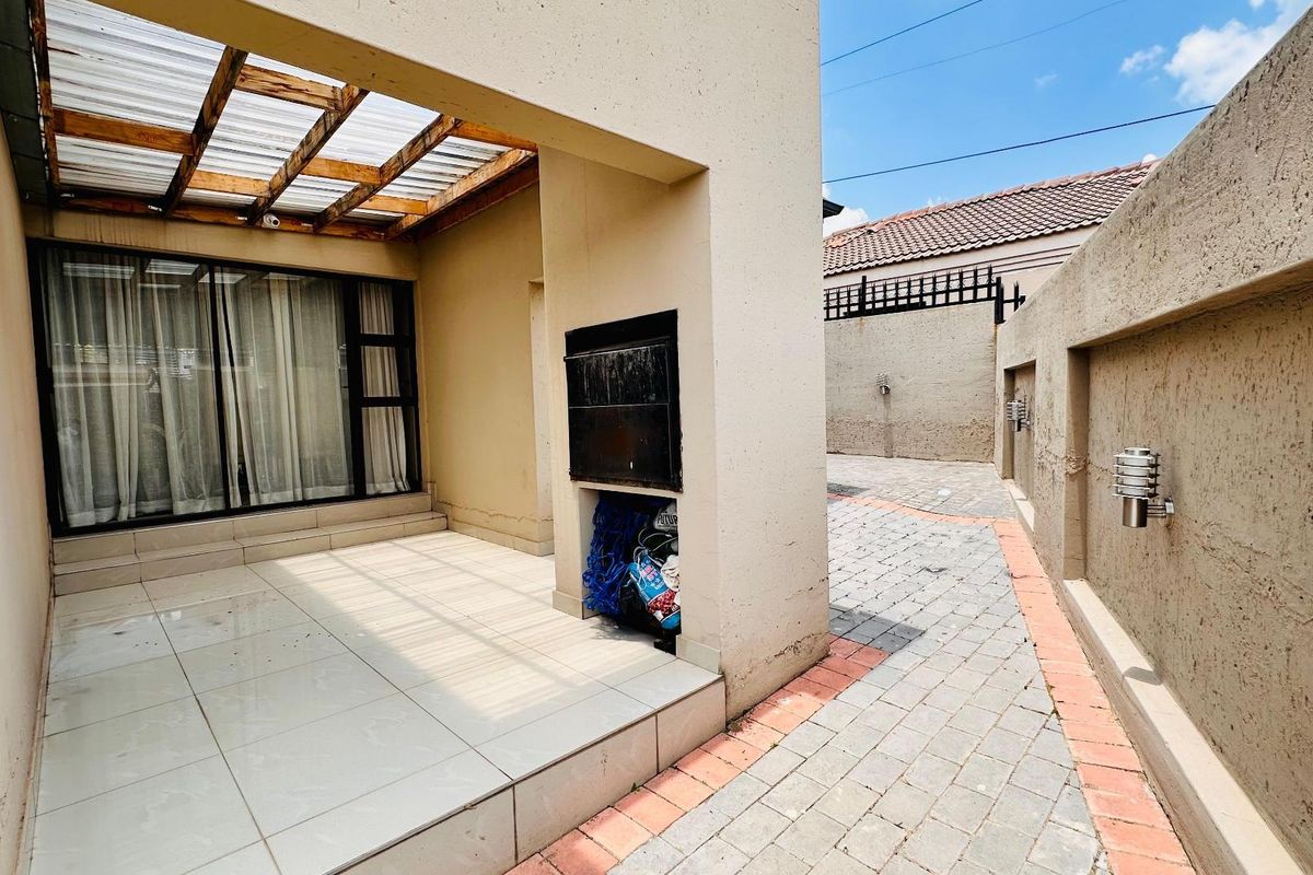 LUXURY, COMFORT AND VERSATILITY ALL IN ONE!!! - Photo 4