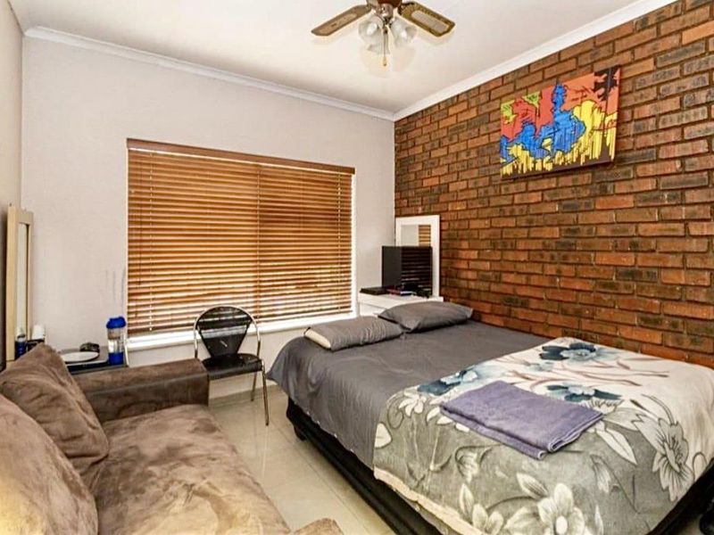 4-Bedroom House with Pool and Garden – Ideal Family Home - Photo 10