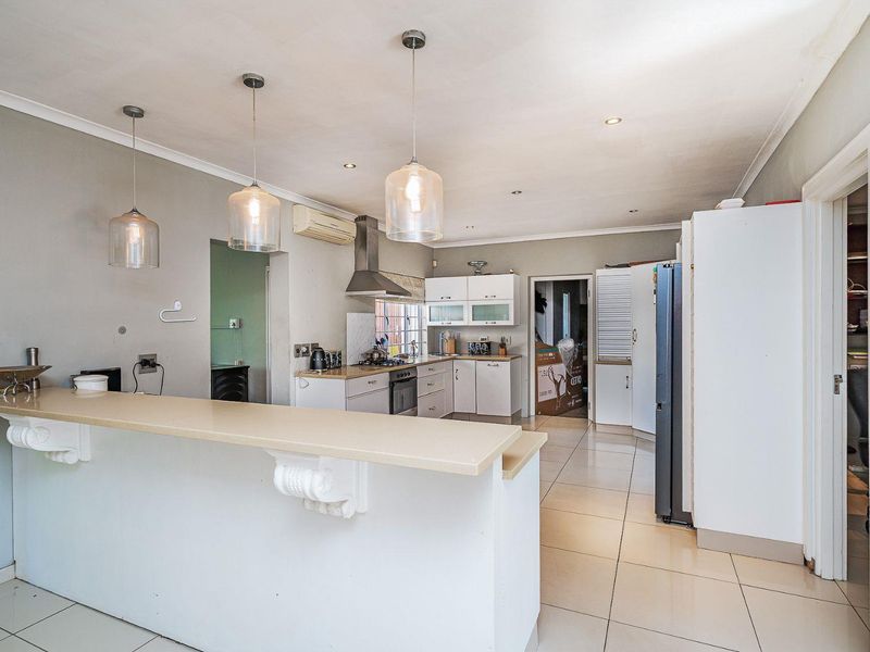 ELEGANT 5-BEDROOM FAMILY HOME IN THE HEART OF KLOOF - Photo 8