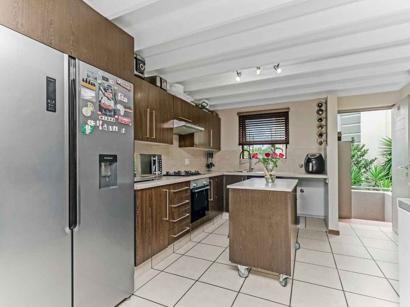 Stunning 2 Bedroom, 2 Bathroom Loft Apartment For Sale In Broadacres - Photo 2