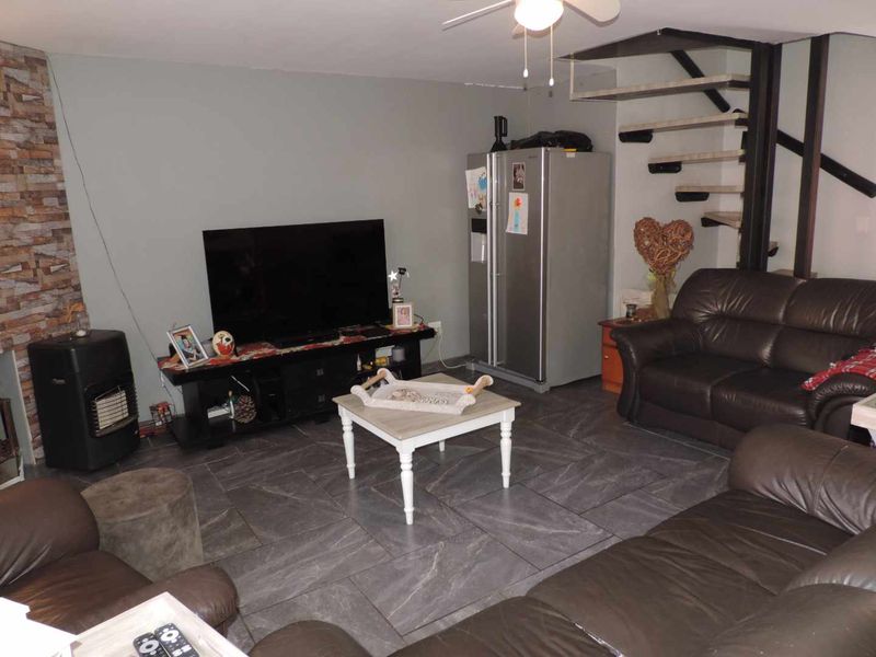 Two bedroomed duplex in secure Complex - Photo 7