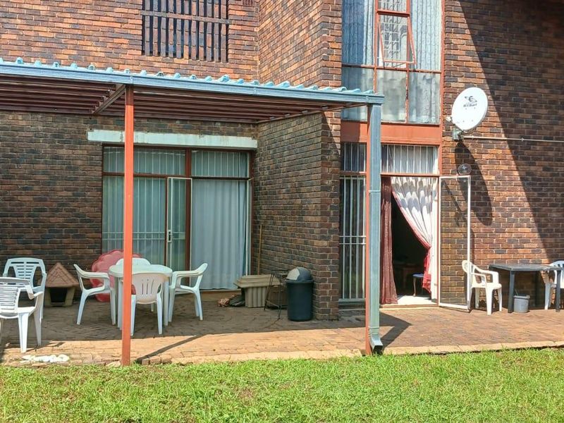 3 Bedroom Duplex For Sale in Windsor East - Photo 3