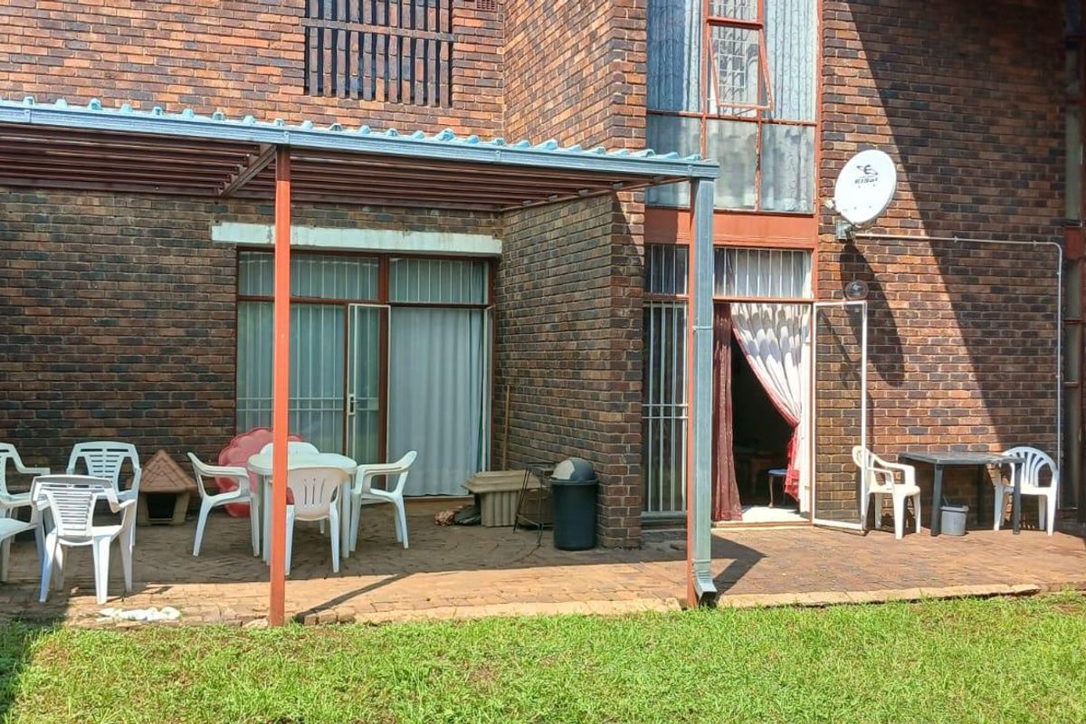 3 Bedroom Duplex For Sale in Windsor East - Photo 3
