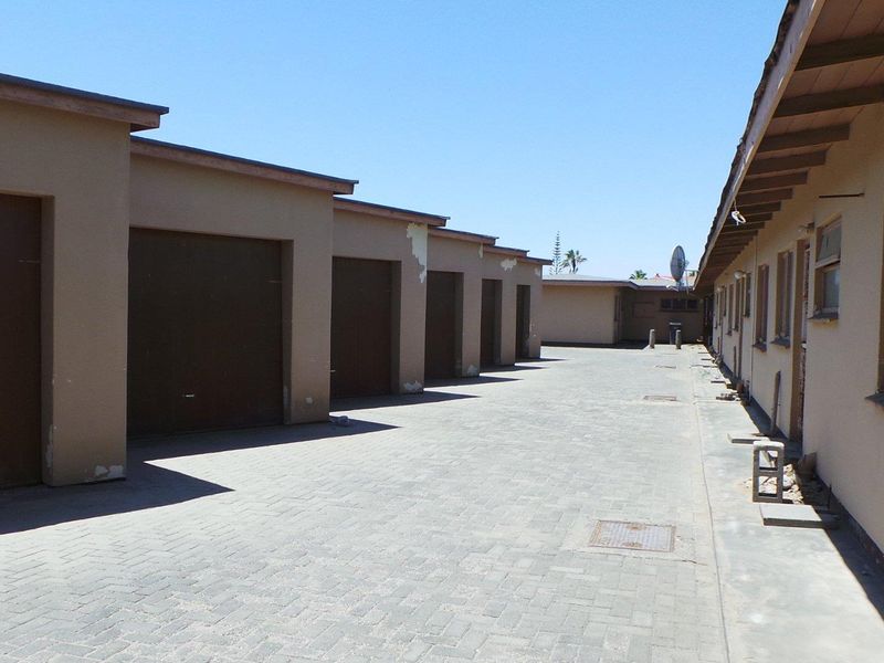 Block of Flats perfect for staff accommodation! - Photo 2