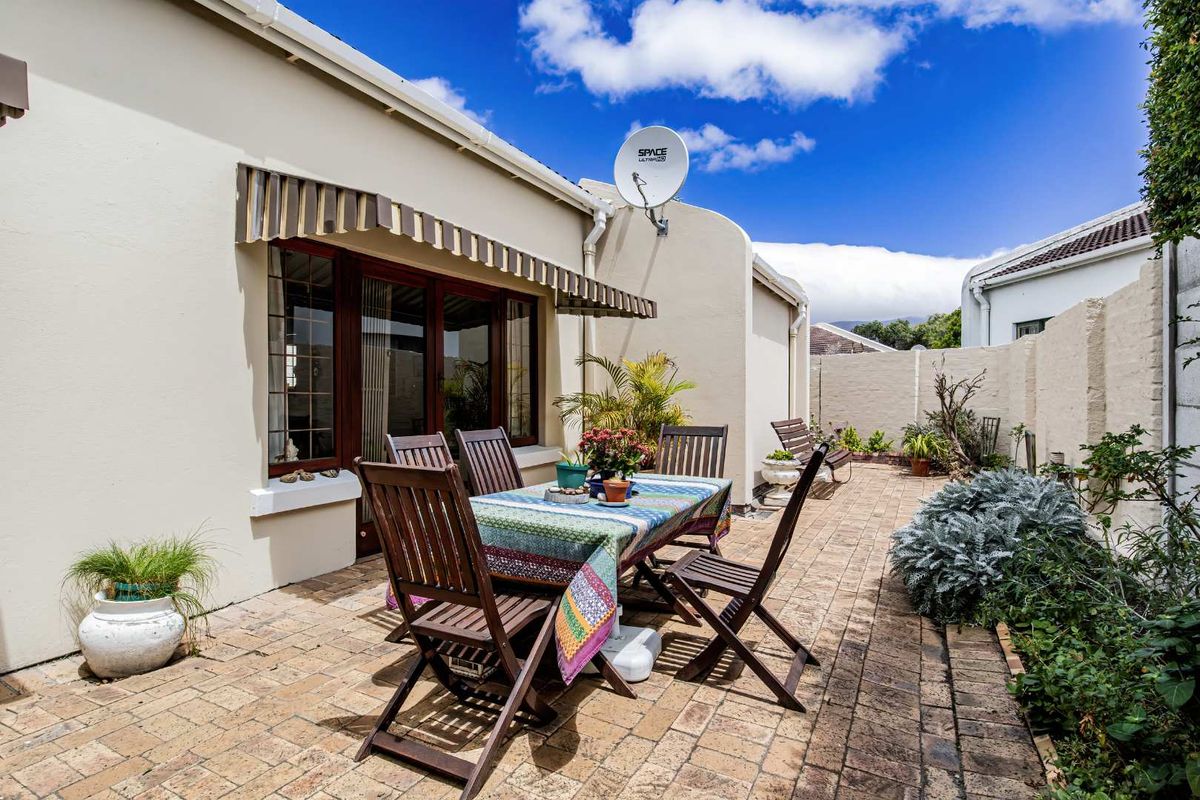 Solid, Comfortable Cottage Home!! - Photo 3