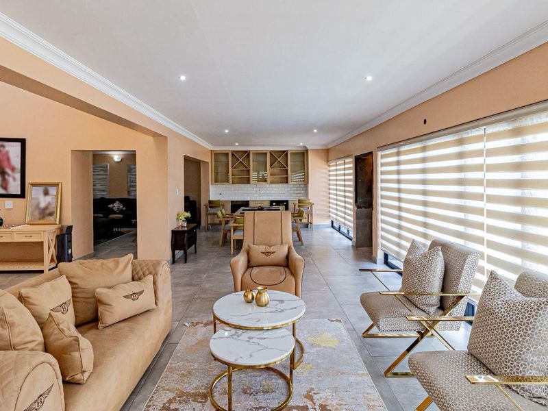 Elegant 4 Bedroom Home on the Greenbelt-The Hills Game Reserve Estate - Photo 2