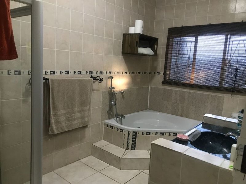 Spacious 4 Bedroom Family Home with lots of potential! - Photo 4