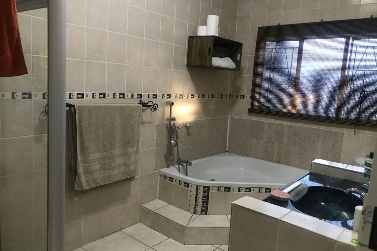 Spacious 4 Bedroom Family Home with lots of potential! - Photo 4