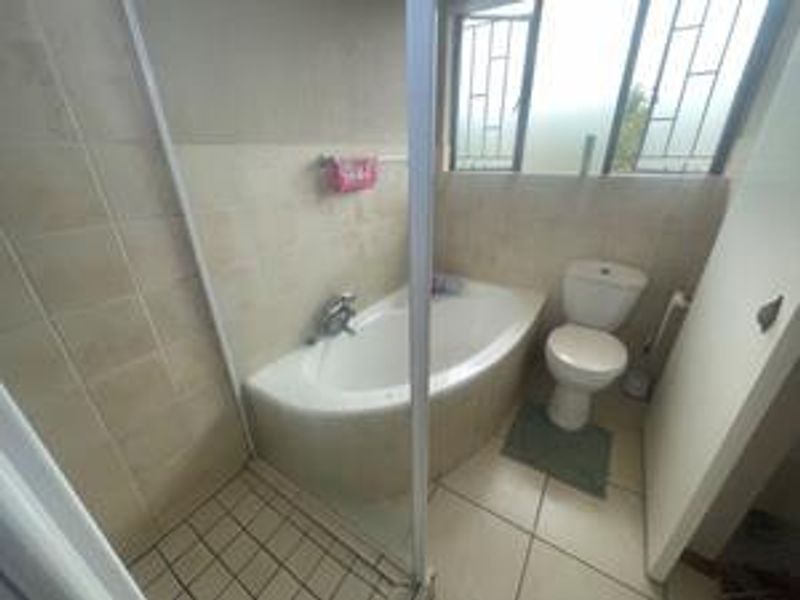 Spacious 3-Bed Family Home Near Top Schools & Shopping - Photo 9